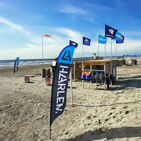 Plage de sable avec drapeaux et matériel de l'école