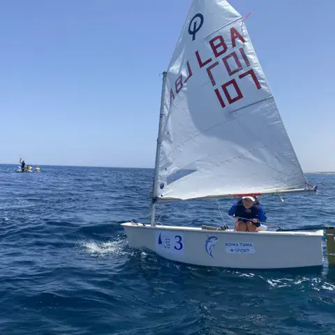 Dériveur Optimist en mer
