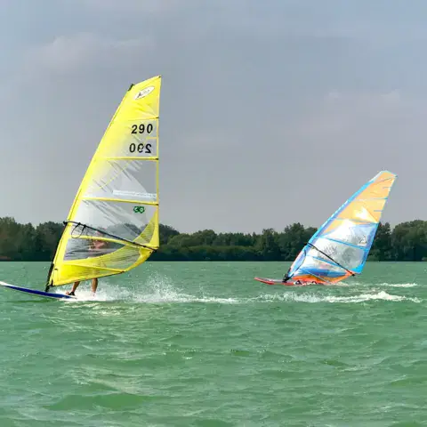 Deux windsurfeurs sur le lac