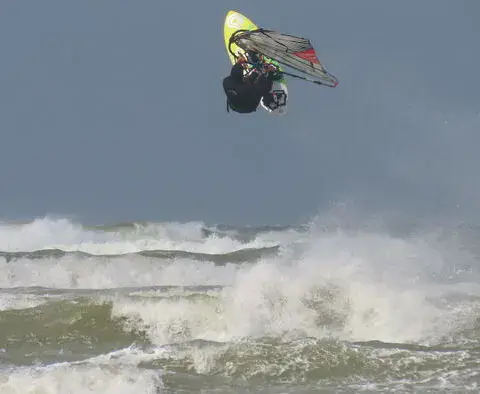 Windsurfeur en saut dans les vagues