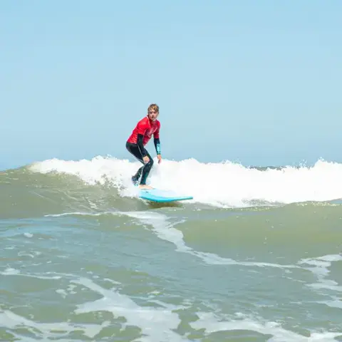 Surfeuse sur une vague