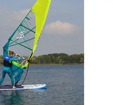 Windsurfeur sur le lac