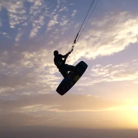 Saut de kitesurf au coucher du soleil
