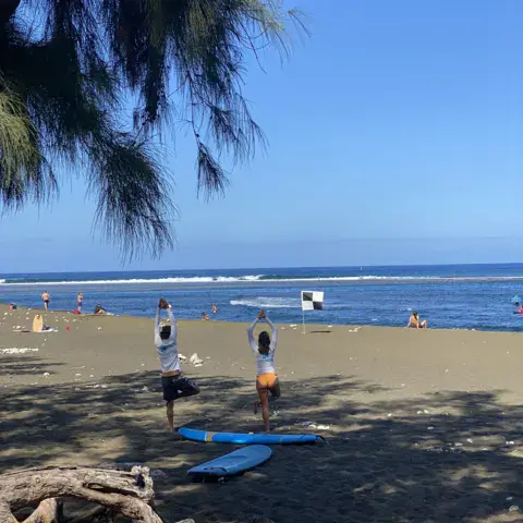 Exercices à terre sur la plage, planches posées sur le sable