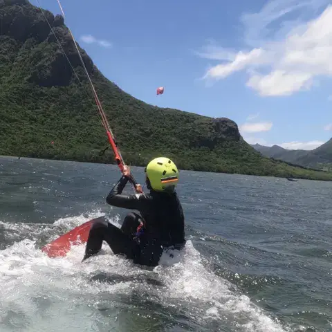 Un élève en kitesurf devant le Morne Brabant