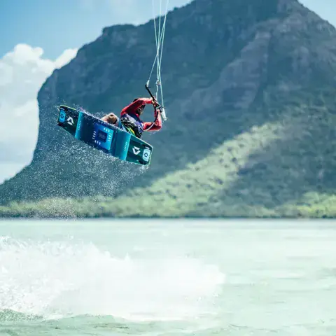 Un saut en kitesurf devant une montagne