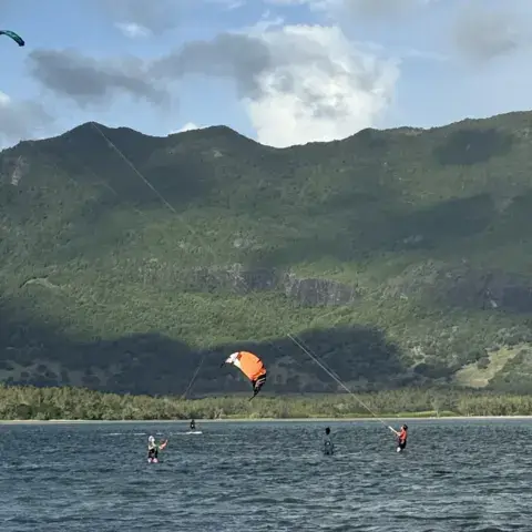 Kitesurfeurs dans le lagon, au pied des collines du Morne