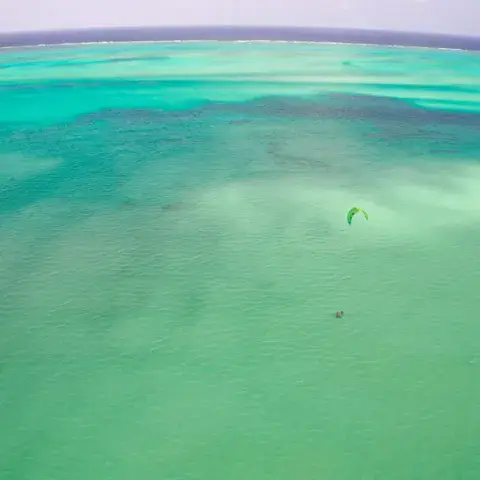 Kite sur le lagon, vue aérienne