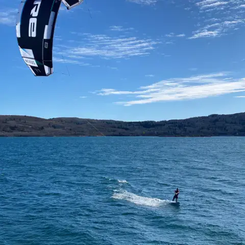 Kitesurfeur sous son aile sur un lac