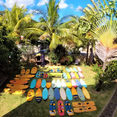 Planches de surf alignées sur la pelouse