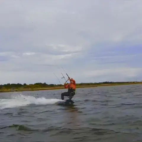 Kitesurfeur en train de naviguer