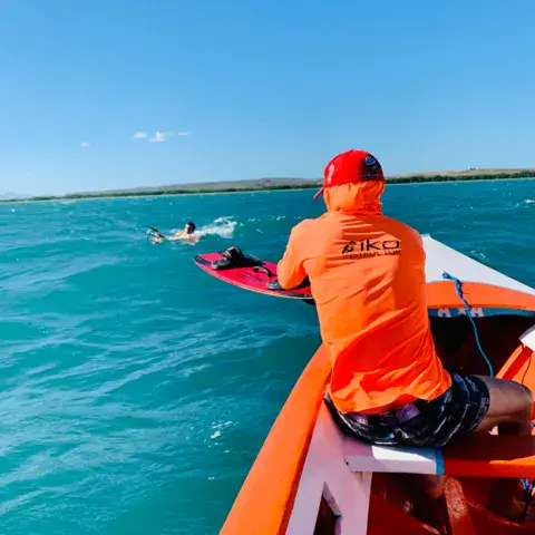 Moniteur en bateau d'assistance suivant un élève