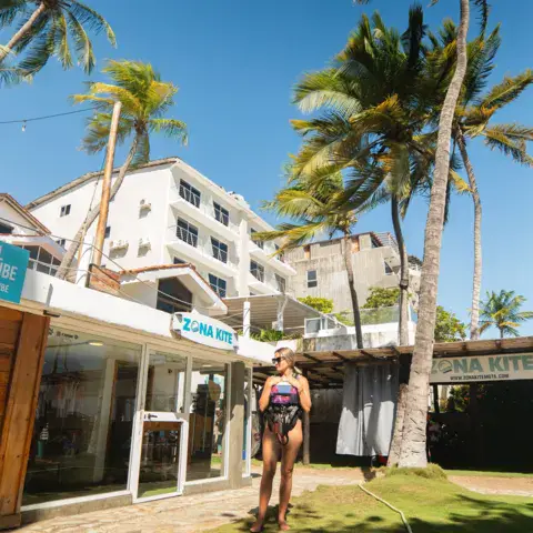 Devant le local de l'école, au bord de la plage