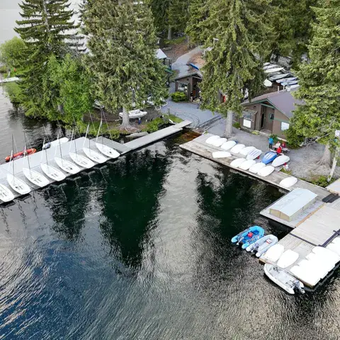 Pontons et bateaux de la base vue du ciel