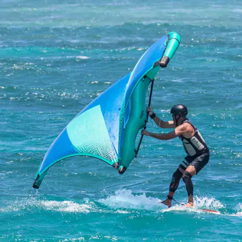 Rider en wing foil dans les vagues