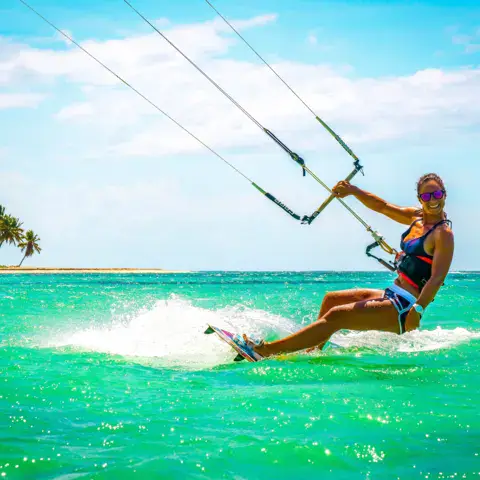 Kiteuse en action sur une eau turquoise