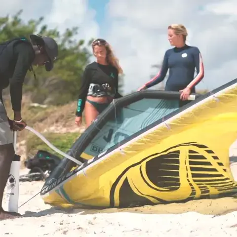 Gonflage d'un kite sur la plage avant la leçon