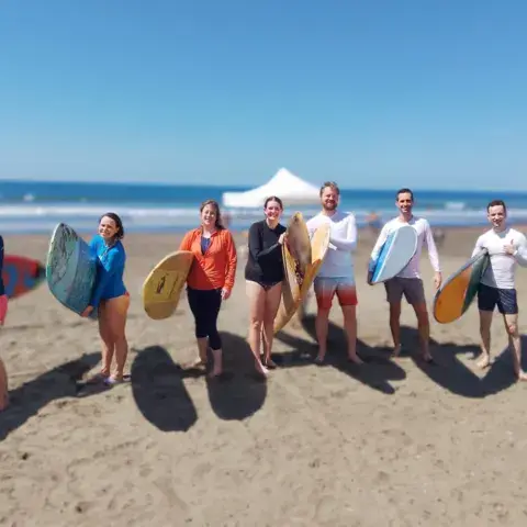 Groupe de surfeurs sur la plage avant le cours