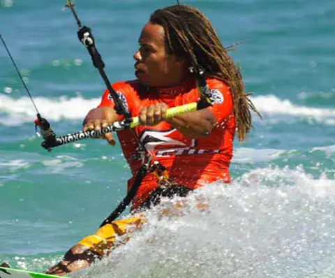 Kitesurfeur dans l'écume