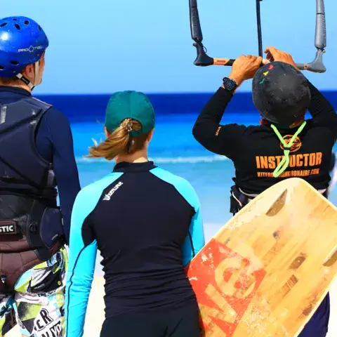 Briefing d'un moniteur sur la plage