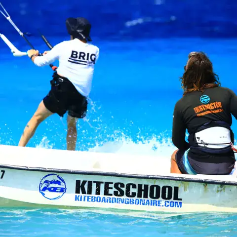 Kiter encadré depuis le bateau de l'école