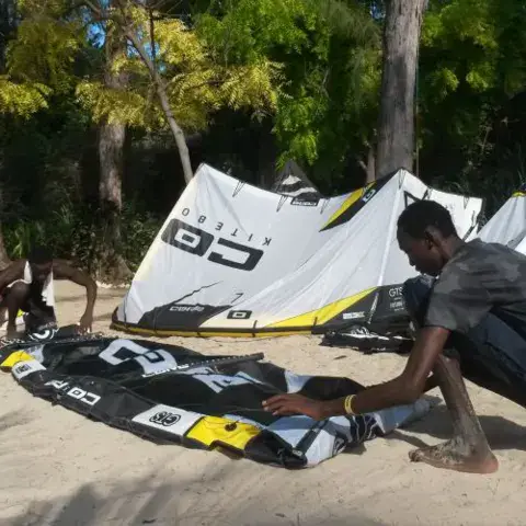 Préparation d'un kite sur la plage