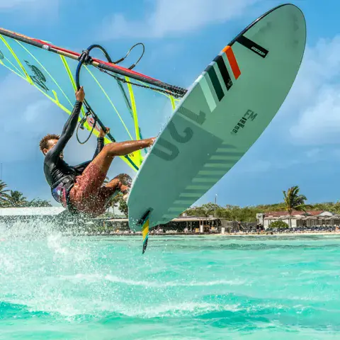 Windsurfeur en action devant la plage
