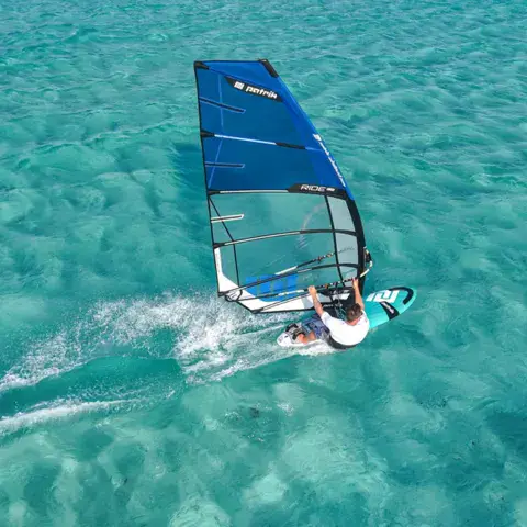 Windsurfeur en navigation, vue aérienne