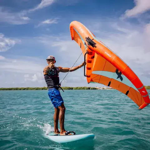 Rider en wing foil sur le plan d'eau