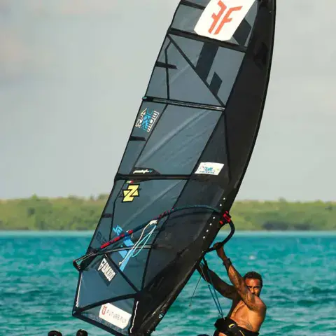 Windfoiler en navigation