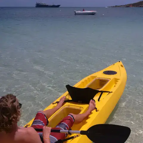 Kayak jaune sur une mer calme