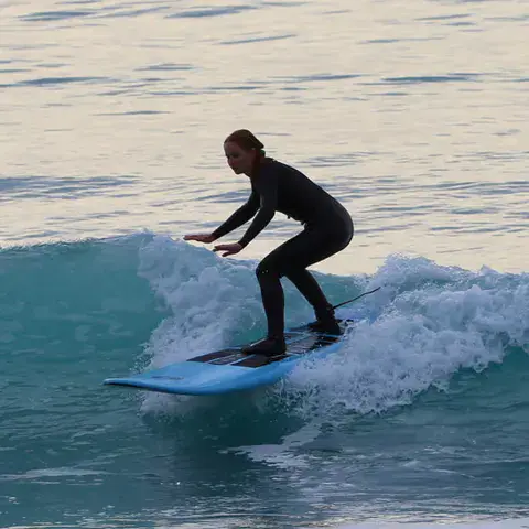 Surfeuse sur une vague