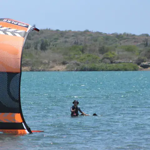 Matériel de kite étalé sur la plage
