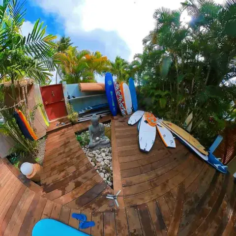 Terrasse en bois et planches de surf à la base de l'école