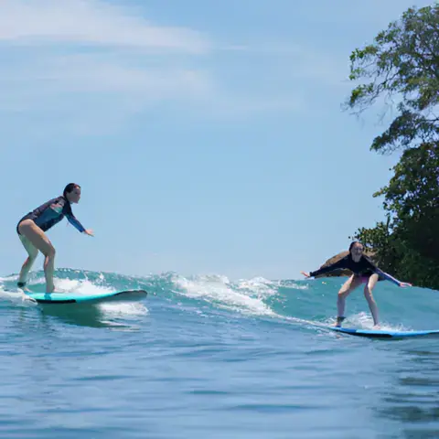 Deux élèves sur leurs premières vagues pendant un cours