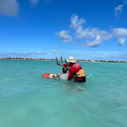 Moniteur et élève dans l'eau peu profonde