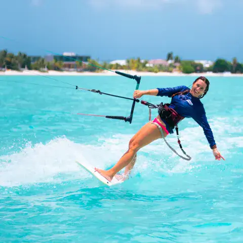 Kiteuse en pleine glisse devant la côte