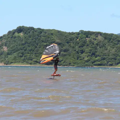Pratiquant de wing foil sur l'eau