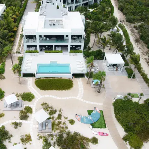 Vue aérienne de l'hôtel et de sa plage