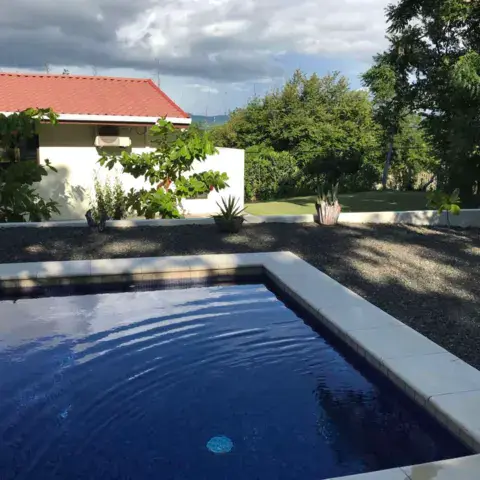 Piscine et villa de l'hébergement