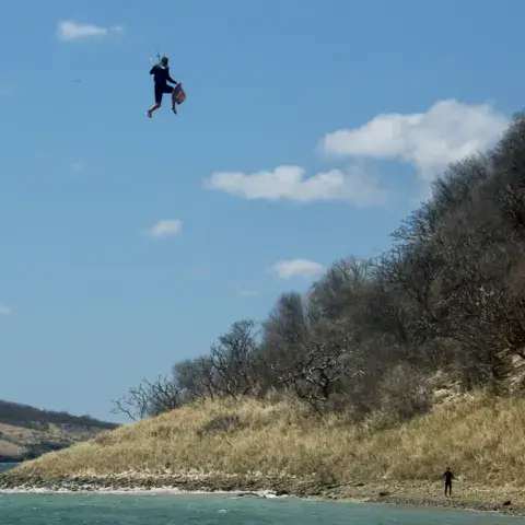 Kitesurfeur en saut dans la baie
