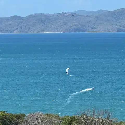 Kitesurfeur sur la baie de Bahía Salinas