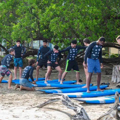 Groupe d'élèves à l'échauffement sur la plage