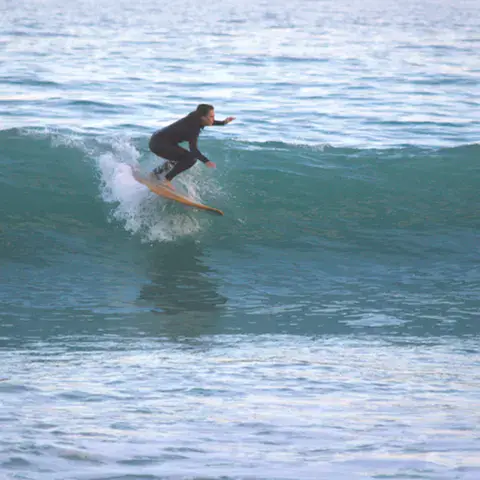 Surfeur sur une vague