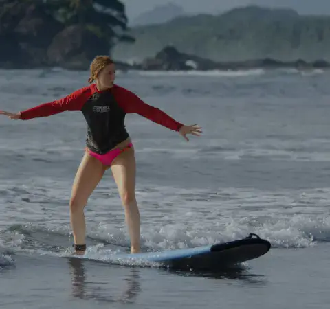 Élève sur sa planche dans la baie de Marino Ballena