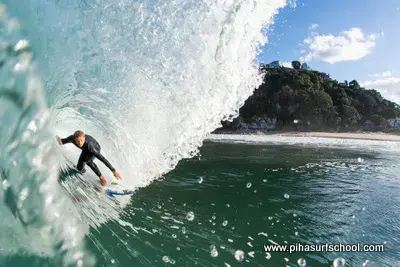 Surfeur dans le tube d'une vague