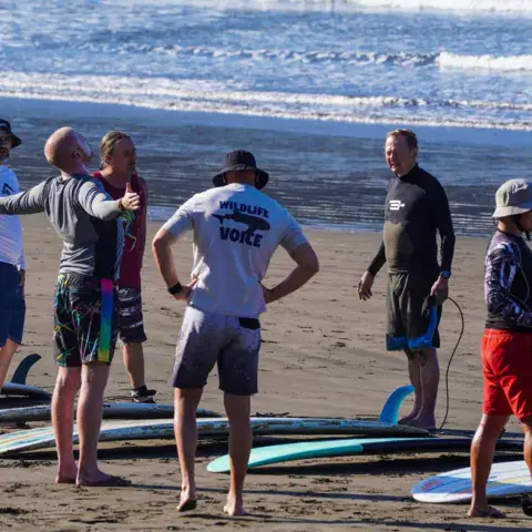 Briefing des élèves sur la plage avant la séance