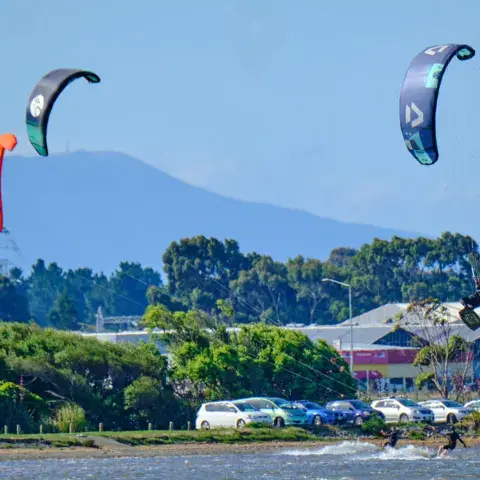 Kitesurfeurs sur l'estuaire de Christchurch