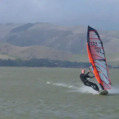 Windsurfeur sur le lac Ellesmere