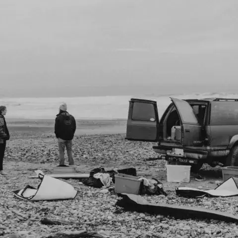 Planches de surf posées sur une plage